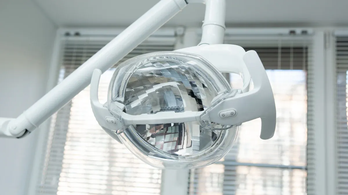 ຄໍາແນະນໍາທີ່ຈໍາເປັນສໍາລັບການຮັກສາແລະເຮັດຄວາມສະອາດອຸປະກອນເຮັດໃຫ້ມີແສງທາງການແພດ